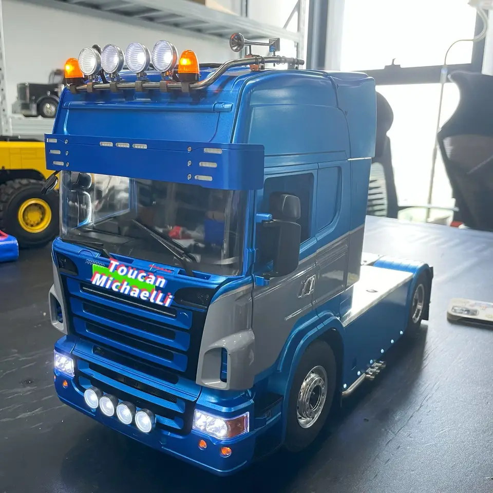 1/14 LESU 4X4 Kovový podvozok RC Tractor Truck DIY Prispôsobené rádiové ovládacie vozidlo Maľované hotové svetlo zvukovú hračku THZH1809