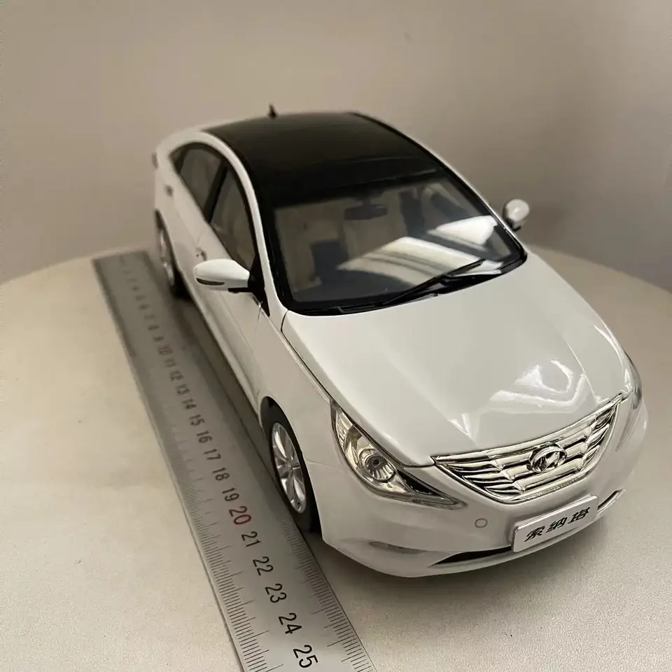 1/18 v mierke Peking Hyundai ôsta generácia Sonata zliatiny statická zbierka automobilový model sonata kovová hračkárska ornament Suvenír