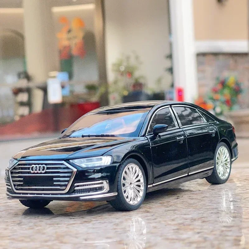 1:24 Audi A8 Diecast zliatiny zliatiny Miniatúrny automobil Model Model Pull Back Zvuk a ľahké dvere otvorené zbierka darček pre Boy C186