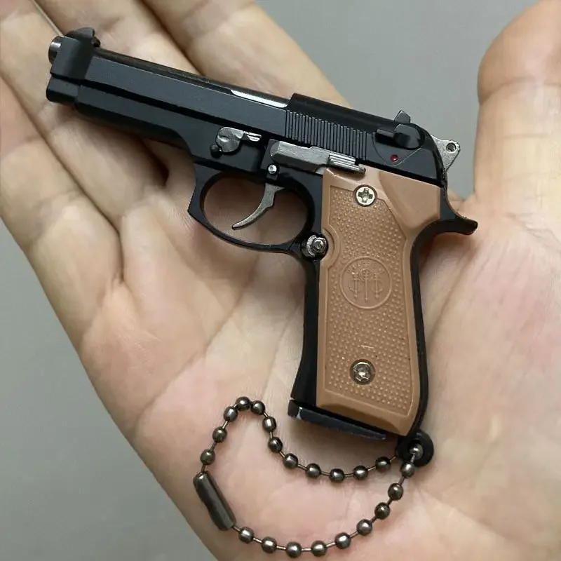 1: 3 Stupnica zliatiny M92 pištoľ Mini Gun Metal Keychain M92 Pištoľ Keychain fidget hračky PUBG Gun Gift Gift Pubg Decoration Hračky