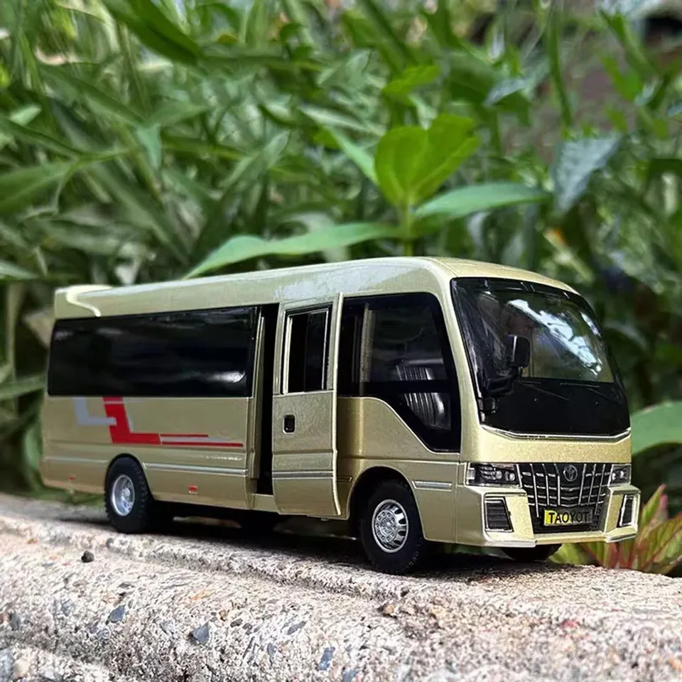 1:32 Toyota Coaster Toys Cars Autá zliatiny Diecast Modely Gumové pneumatiky Dvere Otvorené vozidlá ťahali späť miniatúrne autá Perfektné darčeky