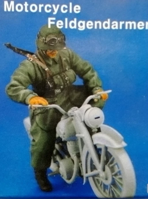 1:35 Živovateľka Kit Soldier jazdí na motocykli
