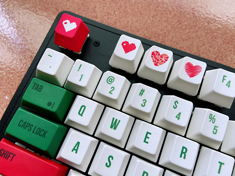 1/4ks Vysoko kvalitný R4 Keycap Love Cherry Profile Dip Dye Sculpture PBT R1 Keycap pre mechanickú klávesnicu leptanú pixel srdce