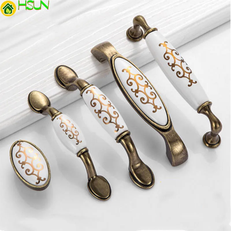 1 ks Antique Golden Hook Flower Ceramic Kumel Dvere Dvere Kitchen Castle Cancet Ruckoviny kovové zásuvky na nábytok sťahuje CZ-0075