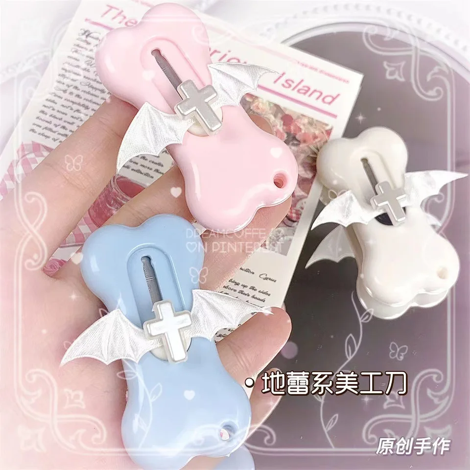 1 kus roztomilý Y2K Style Box Cutter Kawaii Korean Wings Utility nôž prenosný mini kreatívne krásne papierové rezačky študentské potreby