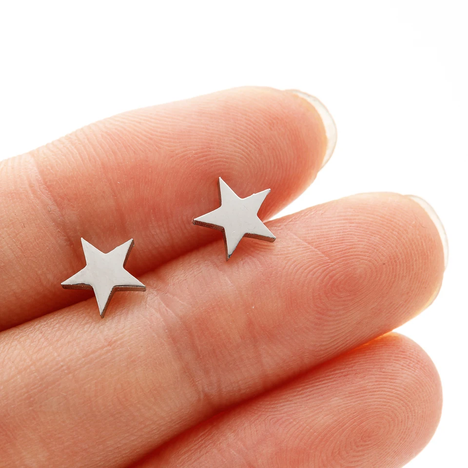 1 pár nových náušníc z nehrdzavejúcej ocele Tiny Star Stud náušnice pre ženy každodenné dospievajúce matky