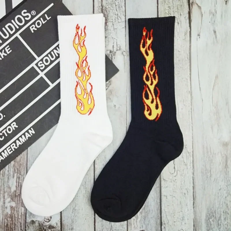 1 páry Nový Trend pánskych ponožiek čierny biely horiaci plameň hip-hop Blaze Power Torch Hot Streetwear Skateboard