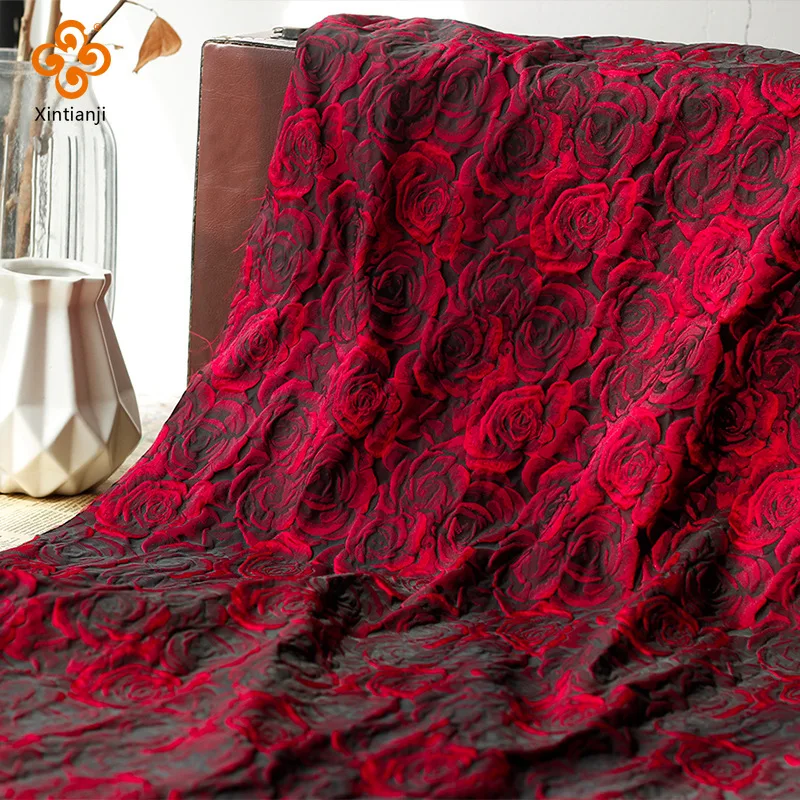 1 yard vyrazený tmavo červená 3D ruža Jacquard Tkanina čierna priadza lakquard látka dámske obleky vrecka DIY Šijacie látky TJ7517