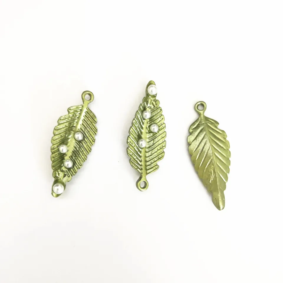10 ks 31x11,5 mm email imitácia perla lista Pendant Charms Kovové zliatinové doplnky pre domácich majstrov výroby šperkov