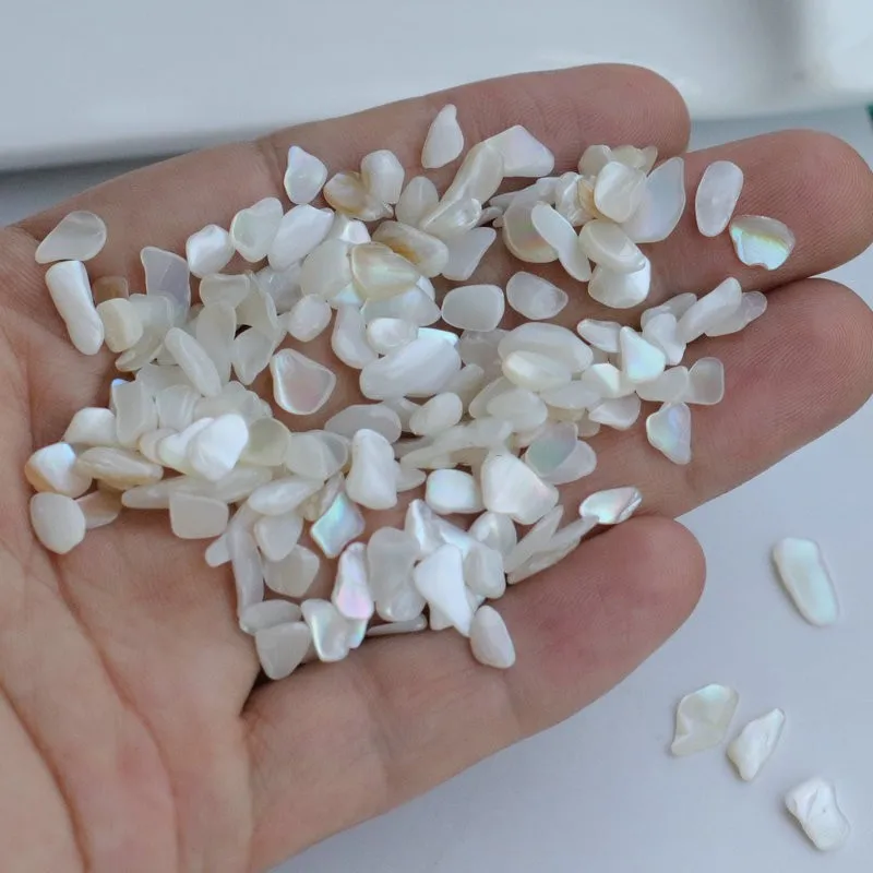 100 g/veľa prírodných bielych rozdrvených matiek perlovej škrupiny pre DIY šperky drvené mopové perlové škrupinové lupienky pre falošné nechty