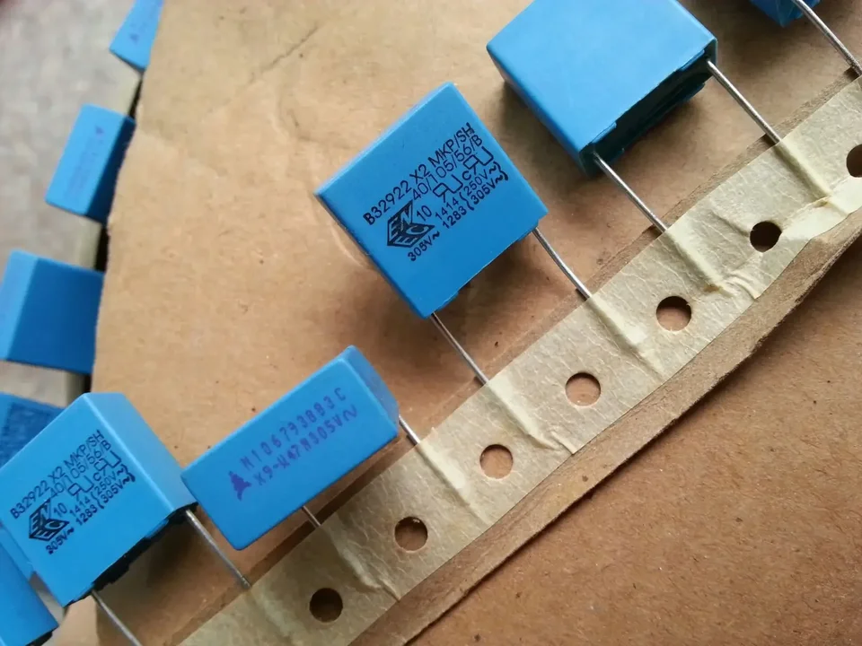100% nový B32922C3684M 684 B32922 X2 MKP/SH 0,68UF 680NF B32922C3474K 474 B32922C3474M 0,47UF 470NF 305VAC P15MM Film Capitor