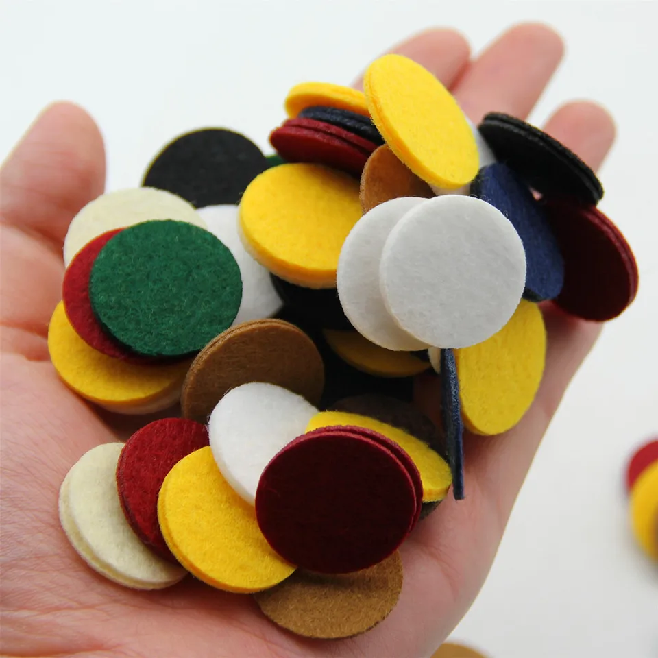 100ks 2,5 cm farebné okrúhle netkané plstové škvrny textílie polyesterovej látky Parts podložky DIY zväzok na šitie hračiek Dolls Accessories