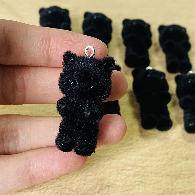 10ks 3D Fluffy Black Cat živicové kúzla Kawaii Miniatúrne zvieratá Prívesky pre bábiky pre kľúčové náhrdelníky