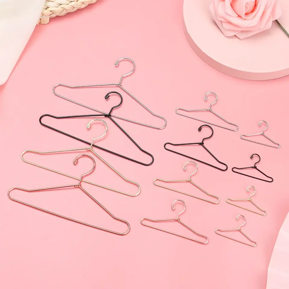 10ks Cute Mini Hangers Metal Doll oblečenie stojan pre organizátor Doll Clothing Miniatúrne vešiaky dekorácie bábiky