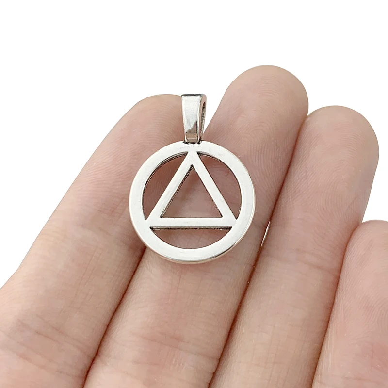 10ks s objemom AA alkoholici Anonymné zotavenie Sobriety Triangle Symbol Symbol Strieubné kúzla prívesky DIY Náhrdelník Výroba