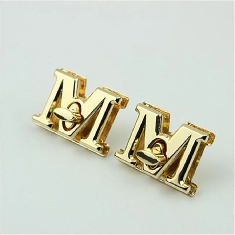 10ks/šarža Hardvérové ​​príslušenstvo Golden M Letter Ozdobné vrecko Twist Lock