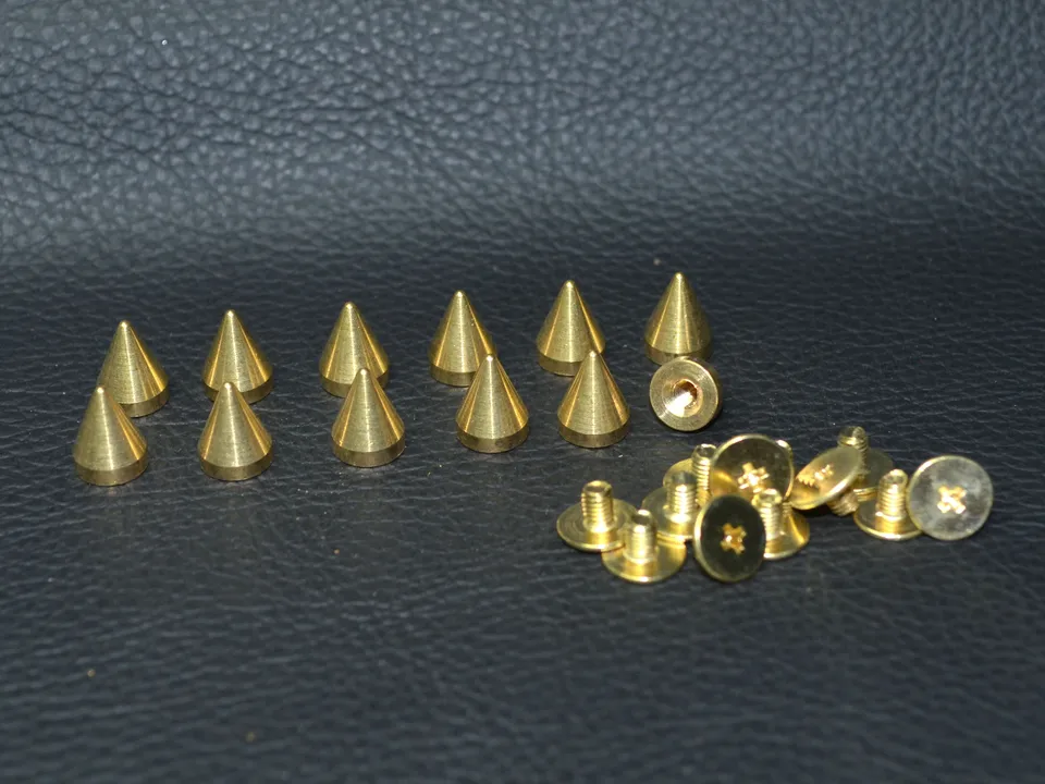 12ks 0,9 cm mosadz špicaté nity spätná kožené príslušenstvo skrutkovač Conchos DIY pre kožené bundy, obojky na ochranu krku