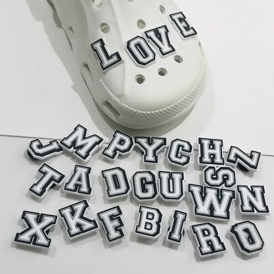 1ks karikatúra anglická abeceda AZ listy PVC 3D Shoe Charms záhradné topánky Doplnky Detská kapela Detský darček