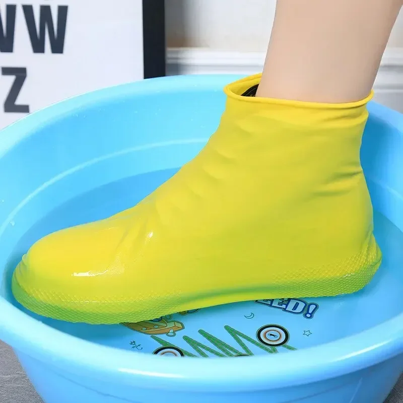 1Pair opakovane použiteľný latex vodotesné dažďové topánky poťahuje šmykľavú gumovú dažďovú batožinu prekrývajúce sa vonkajšie vychádzkové topánky kryt