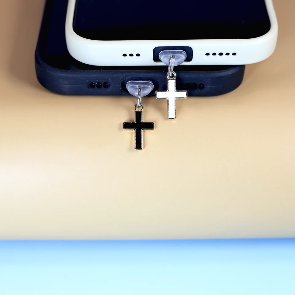 1pc krížový čierny pustodomný zástrčkový zátk, prachová zástrčka pre slúchadlá, príslušenstvo pre prívesky pre DIY pre iPhone/Xiaomi/Samsung/Type-C