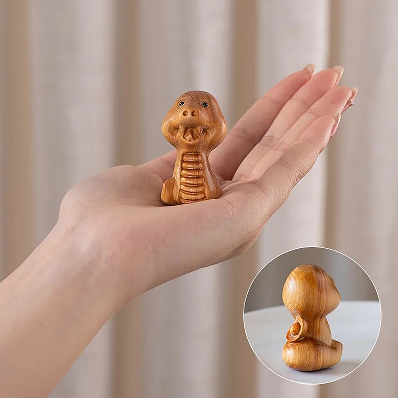 1pc mini drevo rezbárske čínske novoročné hadí ozdoby Zodiac socha roztomilý had