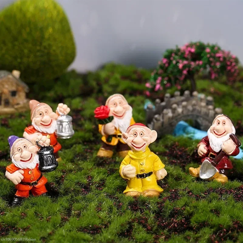 1PC Mini roztomilý vtipný močenie škriatkovia mikro krajina dekorácie rozprávka Bonfire Party Garden Garden Dwarf Figuríny Domáce dekorácie ozdoba