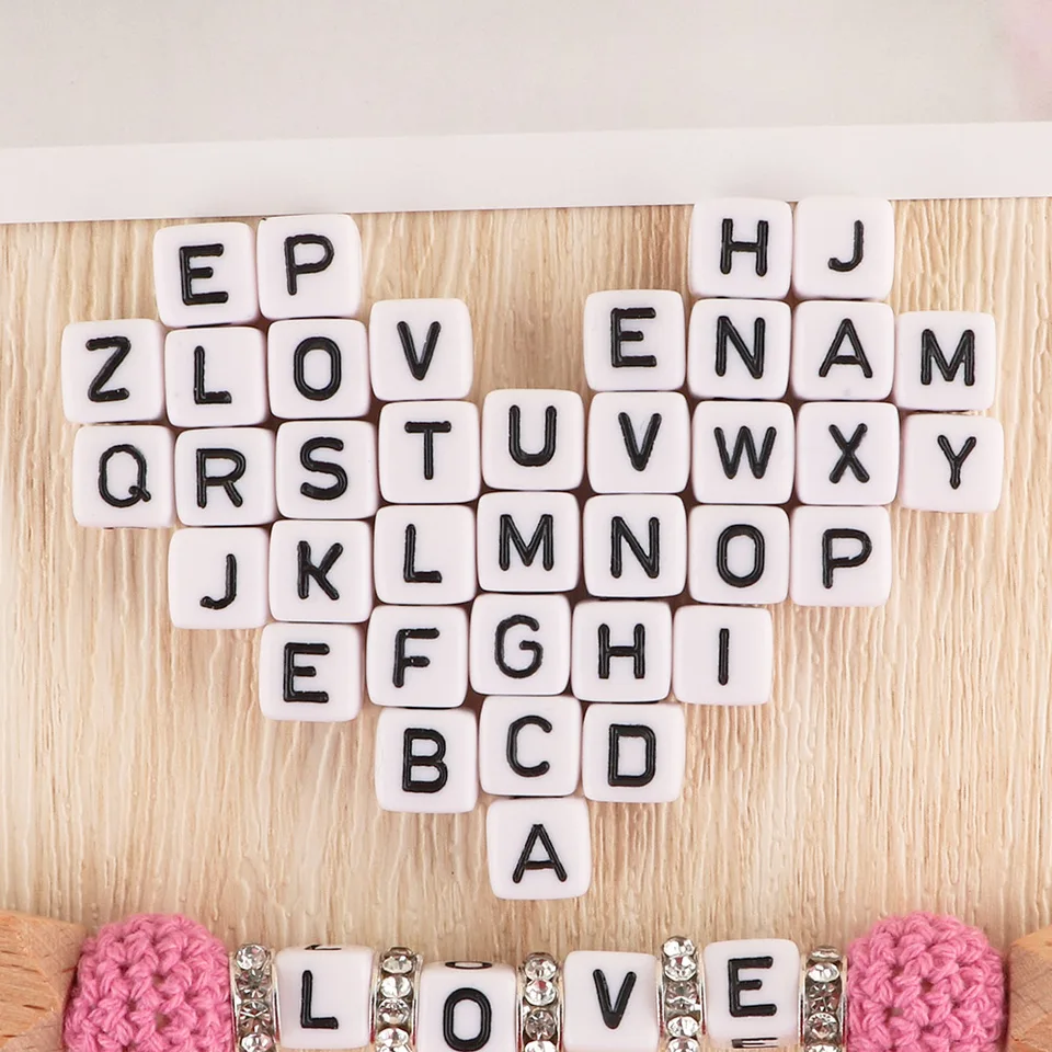 20/50/100ks 10 mm biely štvorcový kocka Akrylové listy guľôčky s jednou abecednou korálkou pre náramky na náramok