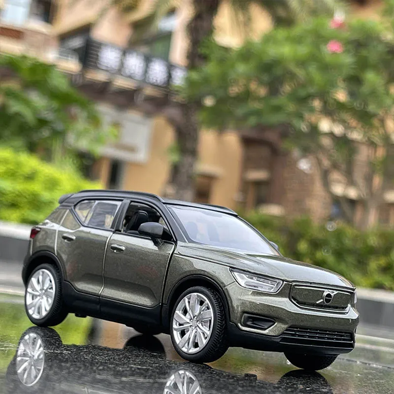 2021 NOVINKA 1:32 zliatiny Volvo XC40 SUV Off-Road Diecast Model hračky Zvukové svetlo Prus chrbát vozidla Hračky pre deti pre deti