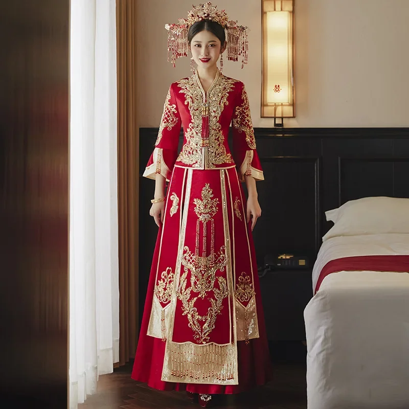 2023 Nový červený Xiuhe Groom Senior Luxury Bride Manželstvo Čínsky tradičný štýl Svadobné oblečenie Nízky obojok Svadobné oblečenie