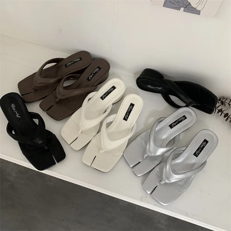 2023 Summer Split Split Toe Flip Flops Dámske dizajnérske okrúhle medy-vysoké podpätky Slides topánky Strieborné kožené tangé klinčeky Dámske sandále