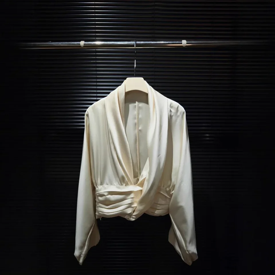 2024 Jarné leto Nové dámske košele Nichedesign Sensibility Asymetric Pleat Shawl Golier Pase namontované hodvábne povrchové tričko