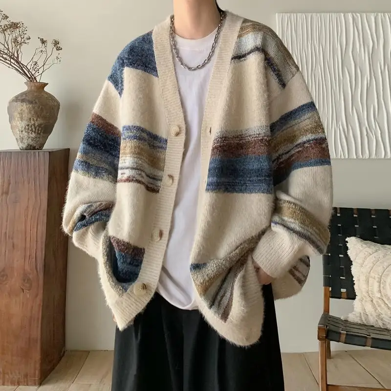 2024 Jeseň zima Noví muži nadmerné voľné pletené bundy Mužský kontrast s farebnou pruhovanou svetermi Varovky V Sweater S538 Sweater S538