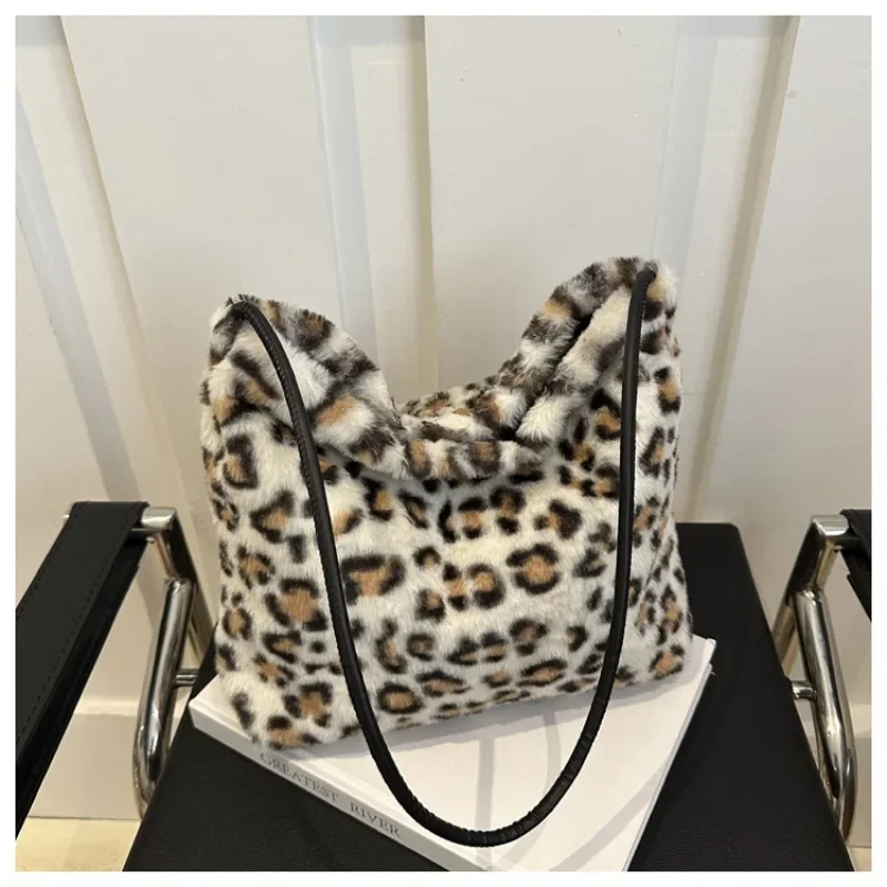 2024 Nová populárna jesenná a zimná taška na vlasy Kórejská verzia Leopard Print módna taška na rameno veľkú kapacitnú tašku Messenger
