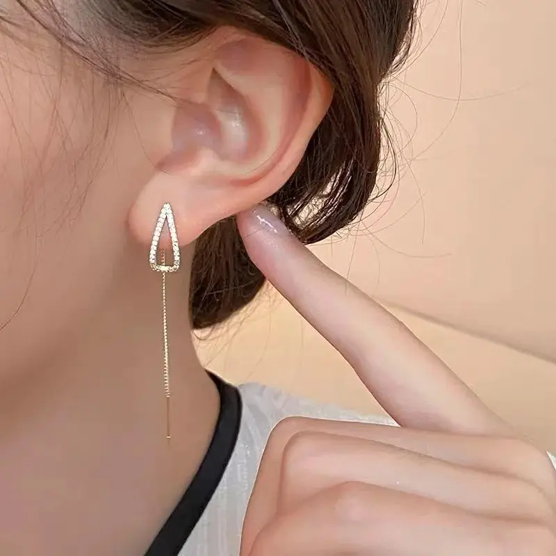 2024 NOVÝ Kórejský luxus lesklý zirkónový guľový kvet prívesok Dlhé upeľnice pre ženy módne šperky neobvyklé náušnice Ear Ear