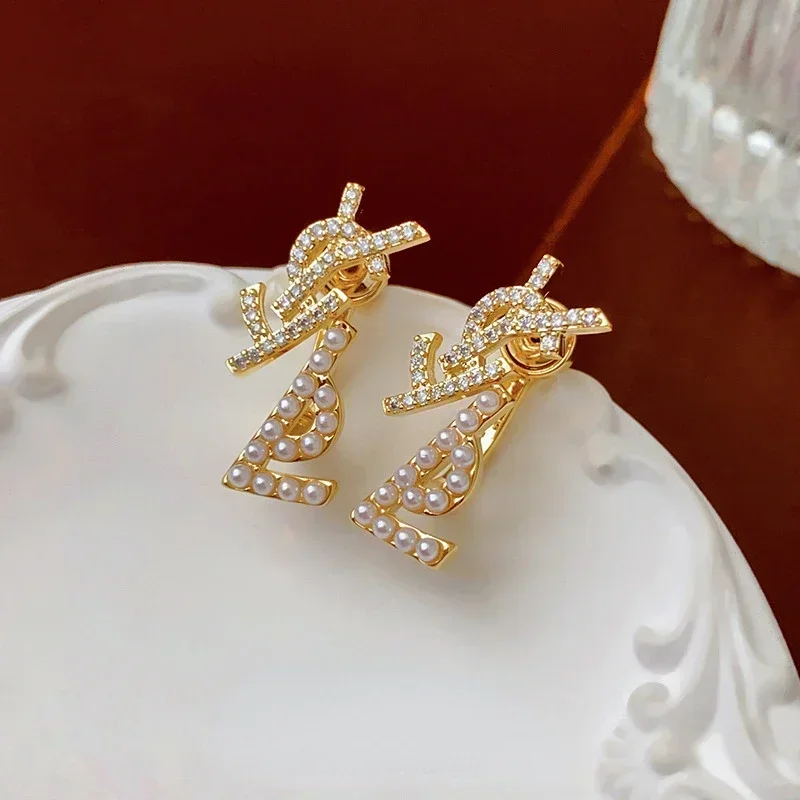 2024 Platené strieborné svetlo Šumivé zirkón Pearl Luxurys Letter Stud Cuuns Svadobné večere Šperky darčekové doplnky pre ženy