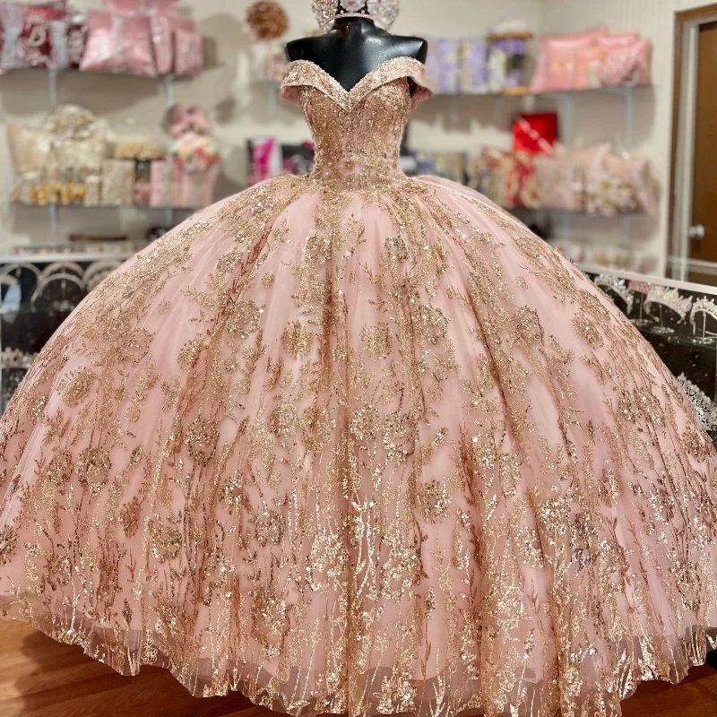 2024 Ružová princezná Quinceanera sa šaty z ramenného guľôčok sladké 16 šaty korálky zlaté aplikácie čipky 15. párty šaty