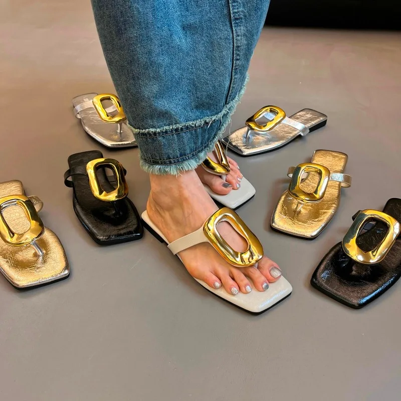 2024 Zlatá letná značka Ženy Slipper móda veľké zlato pracka Lady Elegantné snímky ploché päty Príležitostné vonkajšie Vrakcie Flip flops
