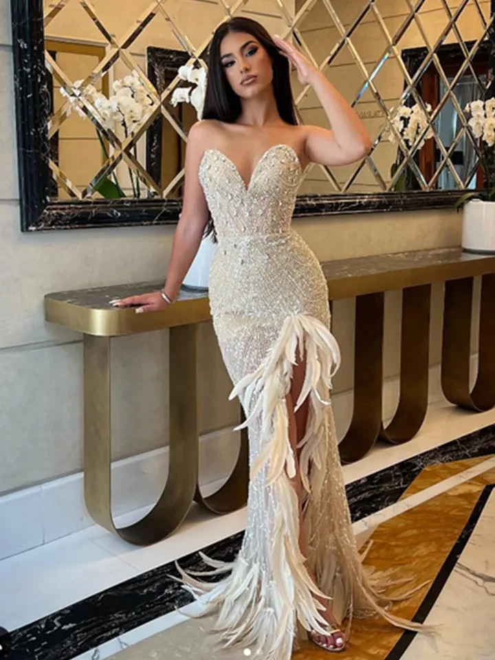 2024 Ženy Celebrity Sexy remienok bez ramienok Pearl Feather Beige Maxi Long Rowns Šaty elegantné večerné párty klub Vestido