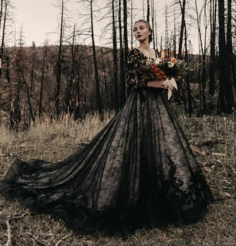 2025 Gotické čierne vintage svadobné šaty V krk čipky Aplikácie Typ ilúzia backless bride šaty župan rúž de soirée de mariage