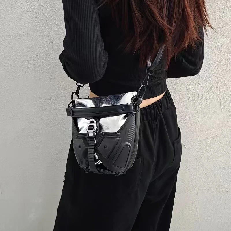 2025 Spring Nový jedinečný personalizovaný krížový popruh tašky strieborná/čierna kabelka kabelka Y2K Style Cool Girl Bag