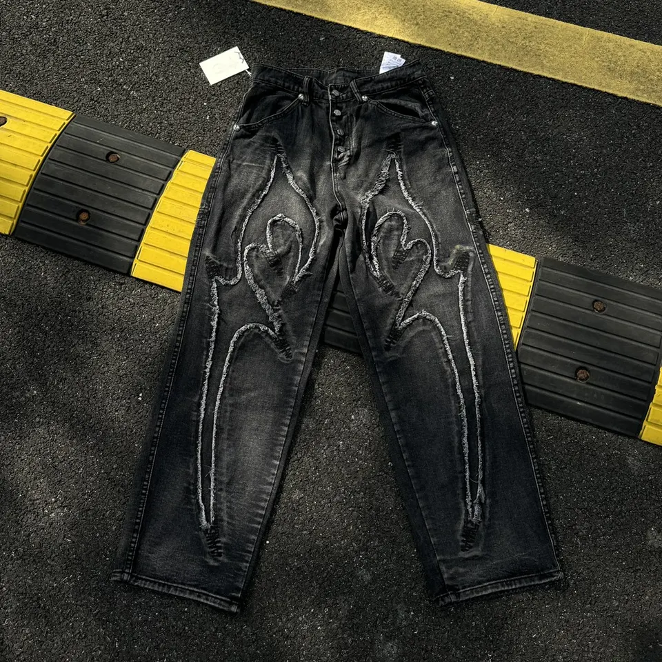 2025 Thug Club výšivka plameňa Tassel Jeans Pánsky vysoko kvalitný splica Moon Star Metal Label Label Loose Straight Cowboy Pants