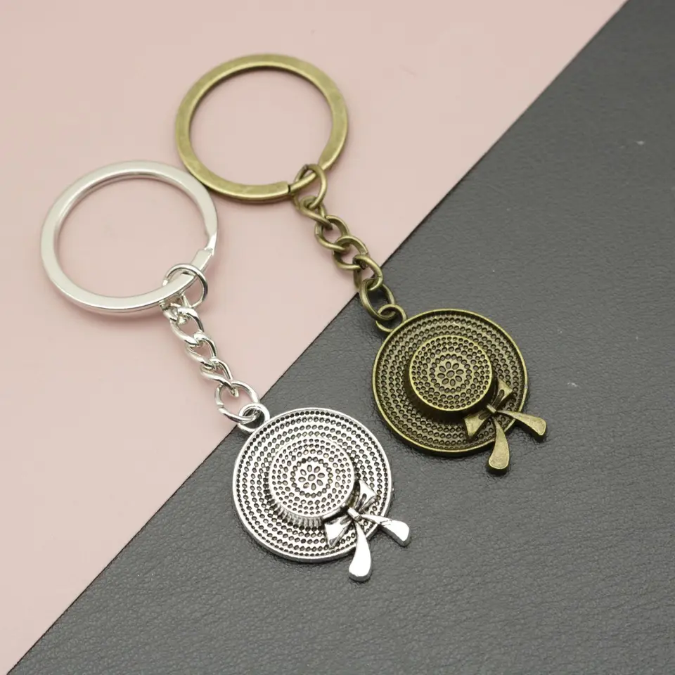 2025 Výbušné šperky Simple Silver Gold Hat Car Keychain Prívesok