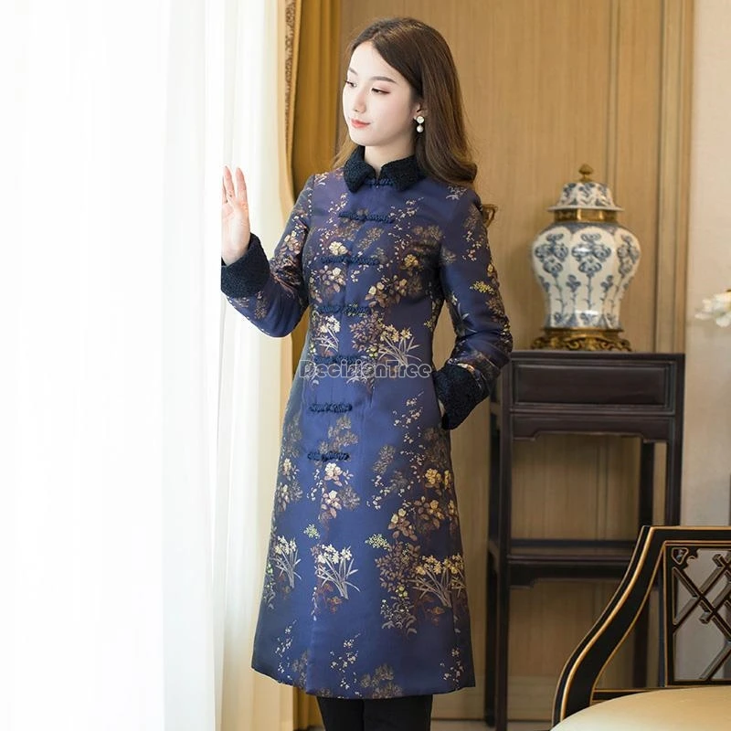 2025 Zimný plyšový zhustený čínsky štýl Qipao Tang Suit Retro gombíka tlačená literatúra Qipao Art Temperament Elegantný kabát
