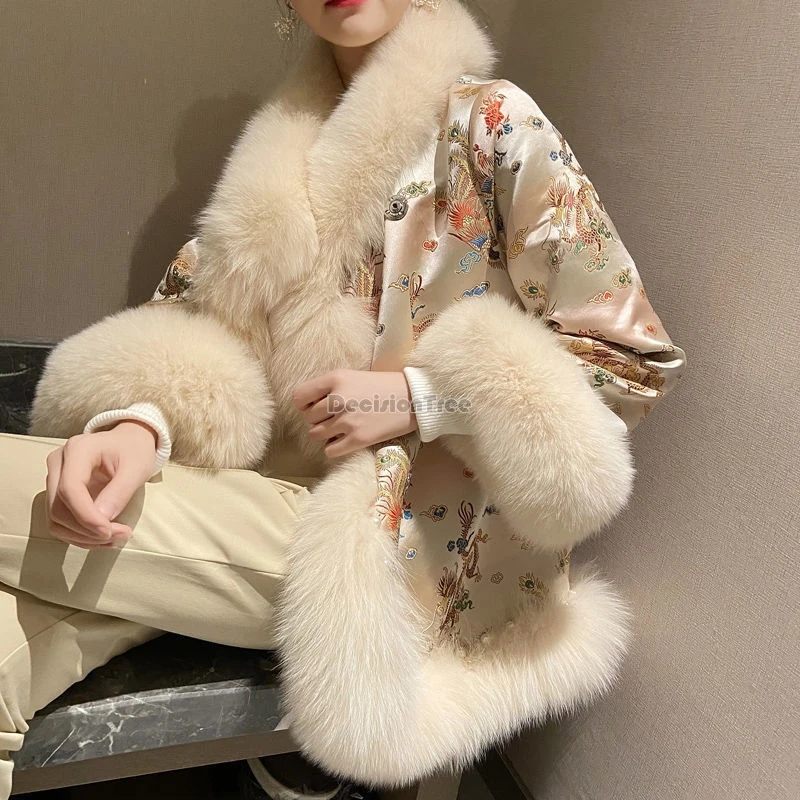 2025 Zimný čínsky štýl Imitácia Fox Fox Fur Grass Coat Court saténové vyšívanie kostýmy plášť strednej dĺžky Zhusťte teplý plášť