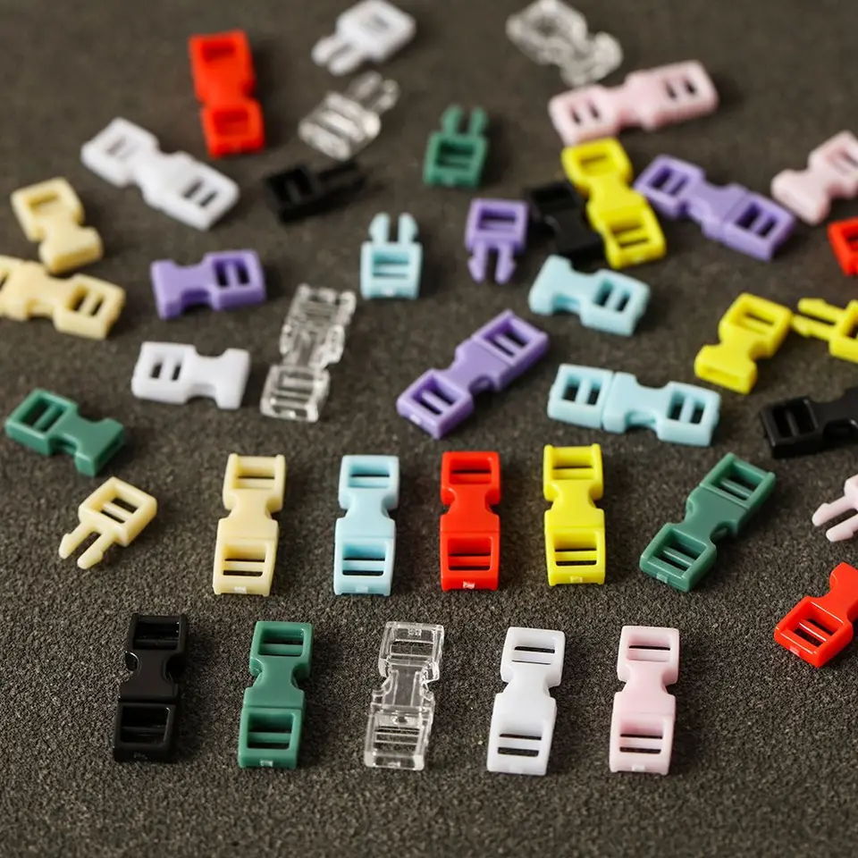 20ks 4 mm plastové mini pracky DIY Doll Bucks Buckle Ručne vyrobený batohový batoh na náramok psa