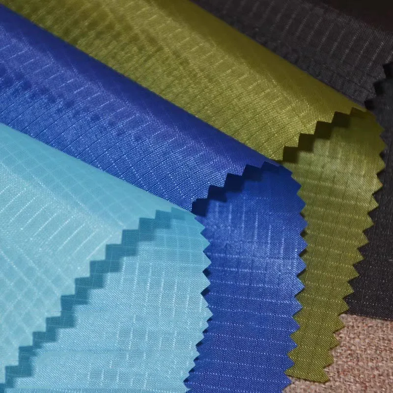 210T tenká sprchová záclona vodotesná tkanina hladká podľa metrov pre stany Dáždnik šitie obyčajná kockovaná vzorka Pu Textil Pohodlne