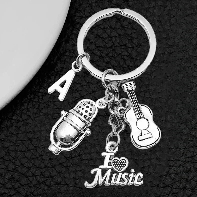 26 Listy AZ hudobná milenec gitarový mikrofón Keychain Trendy Car Decorácie iniciály Kľúčové módne doplnky pre mužov Ženy