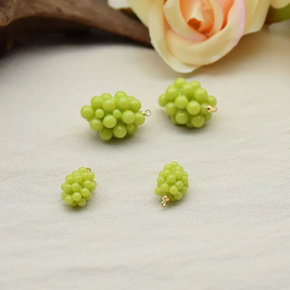 2PC hroznového 3D ovocného kúzla Živobievky Honey Peach Mini šperky Vytváranie ozdobných ozdobných granátových granátov roztomilé prívesné príslušenstvo DIY