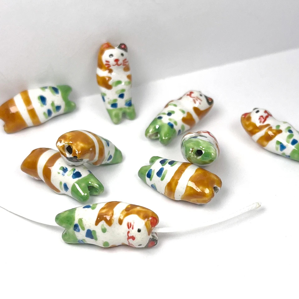 2pcs/set 11x25mm roztomilý viacfarebný anime tvar mačky keramické korálky DIY náramky náramky Kľúčové koráliky Porcelánové koráliky darčekové doplnky