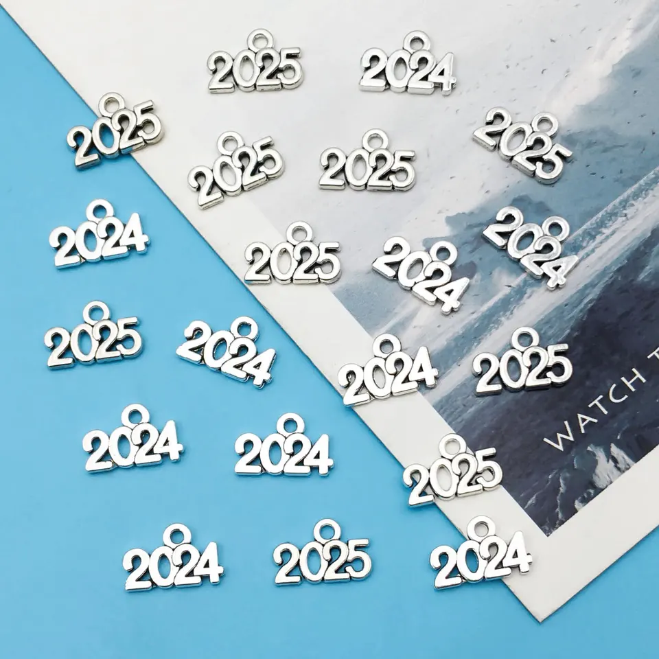 30/50/100 pcs Antique Silvery Year Charms, Rok 2024, Rok 2025, Rok Letter Pendant pre domácich kúpeľov výroby ručne vyrábaných 9x13mm